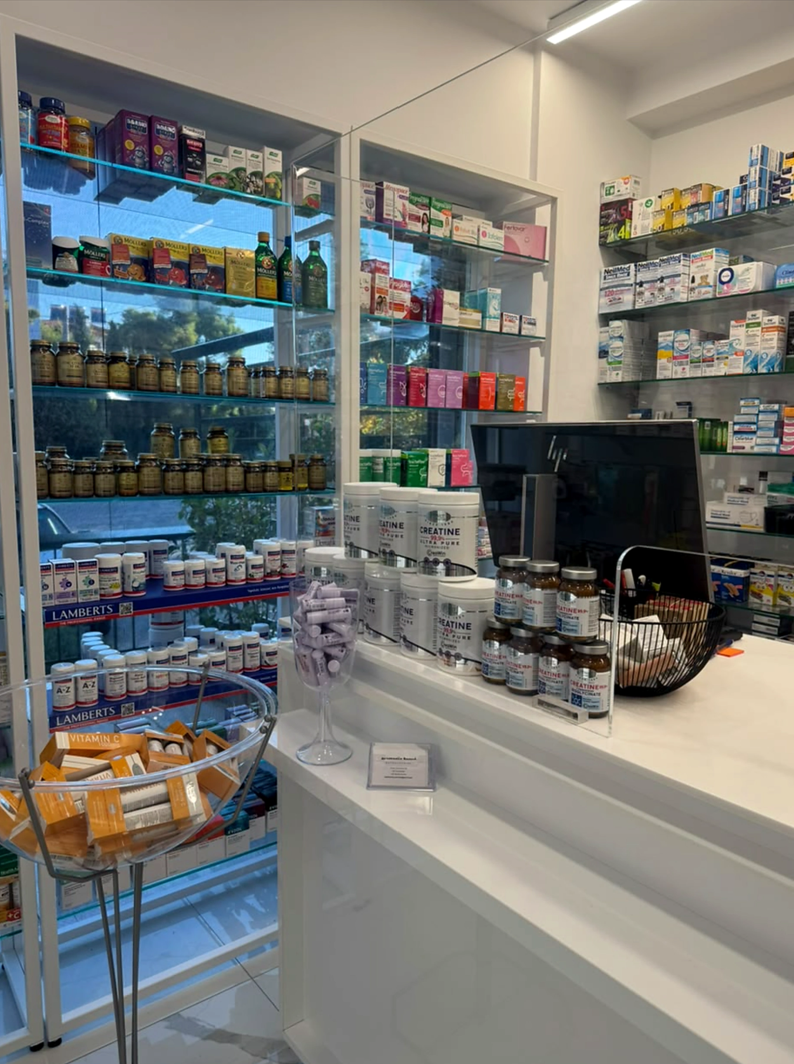 Πάγκος εξυπηρέτησης και συμπληρώματα στο φαρμακείο της Δροσιάς