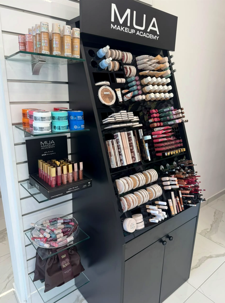 Προθήκη καλλυντικών MUA Makeup Academy στο φαρμακείο της Δροσιάς