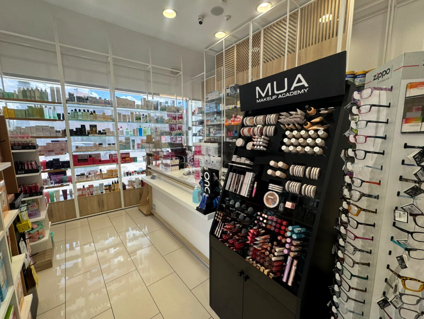 Προθήκη καλλυντικών MUA και γυαλιών στο φαρμακείο της Νέας Ερυθραίας